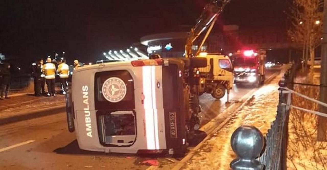 Kırşehir'de ambulans kayganlaşan yolda kaza yaptı, 3 sağlık çalışanı yaralandı