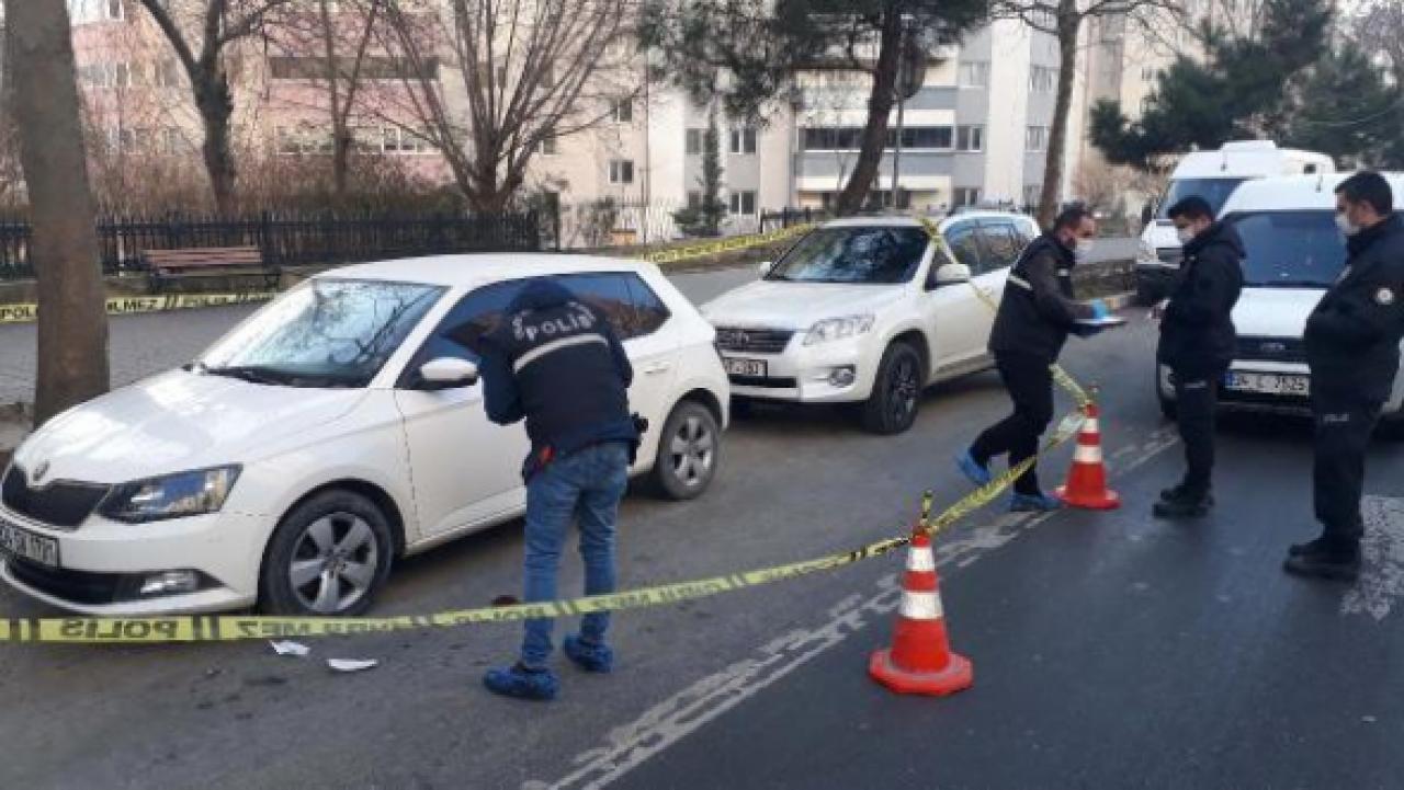 Beylikdüzü'nde sokak ortasında silahlı saldırı! O anlar kameraya böyle yansıdı