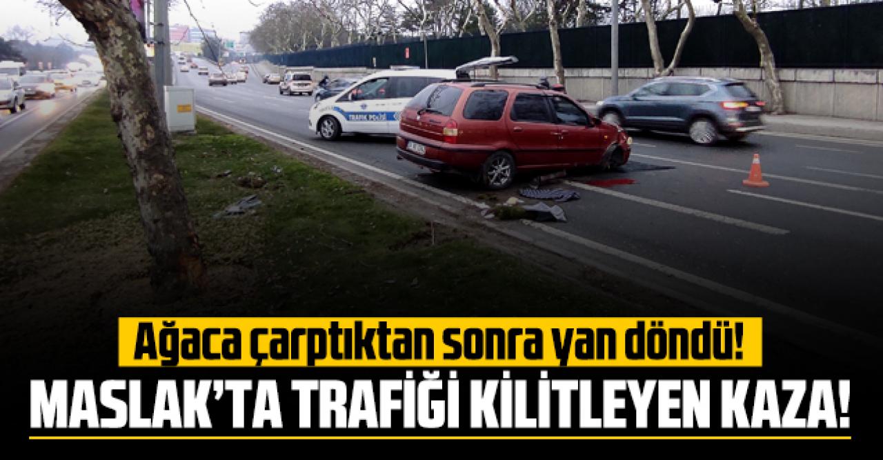 Maslak'ta ağaca çarpan araç yan döndü! Trafik kilitlendi