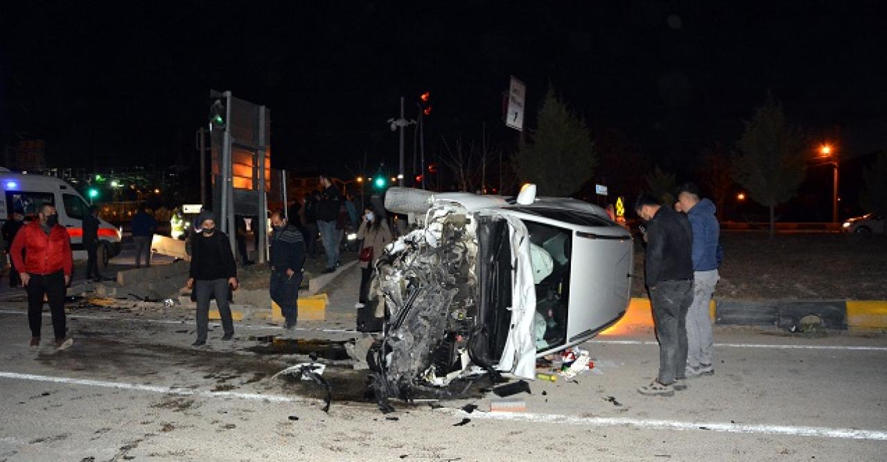 Antalya’daki kazada araçlardan biri ikiye bölündü