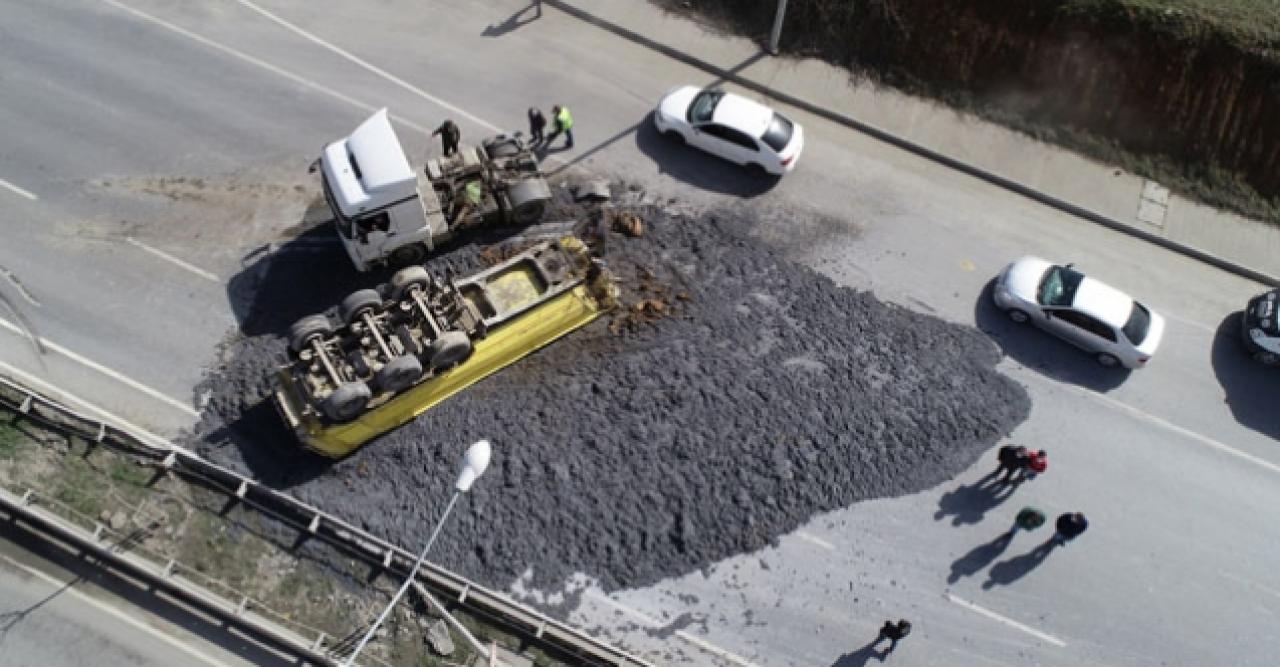 Başakşehir'de ters dönen hafriyat kamyonu dorsesi ortalığı savaş alanına çevirdi