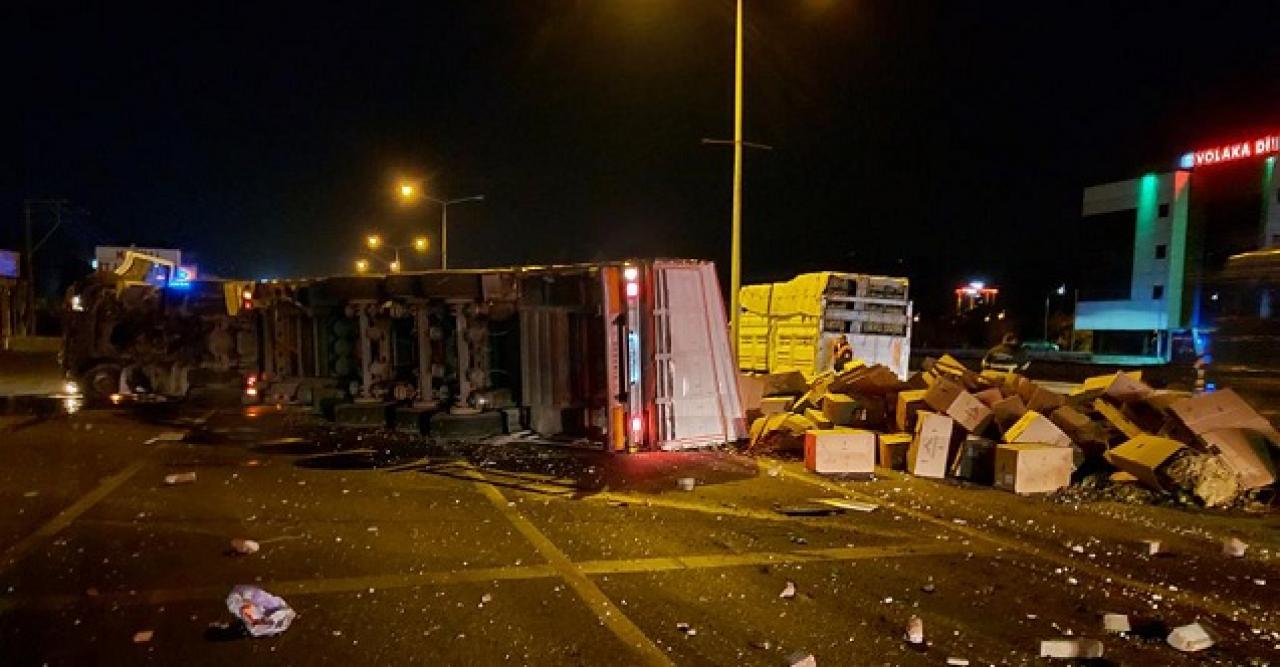 TIR kaza yaptı, taşıdığı balyalar otobana saçıldı