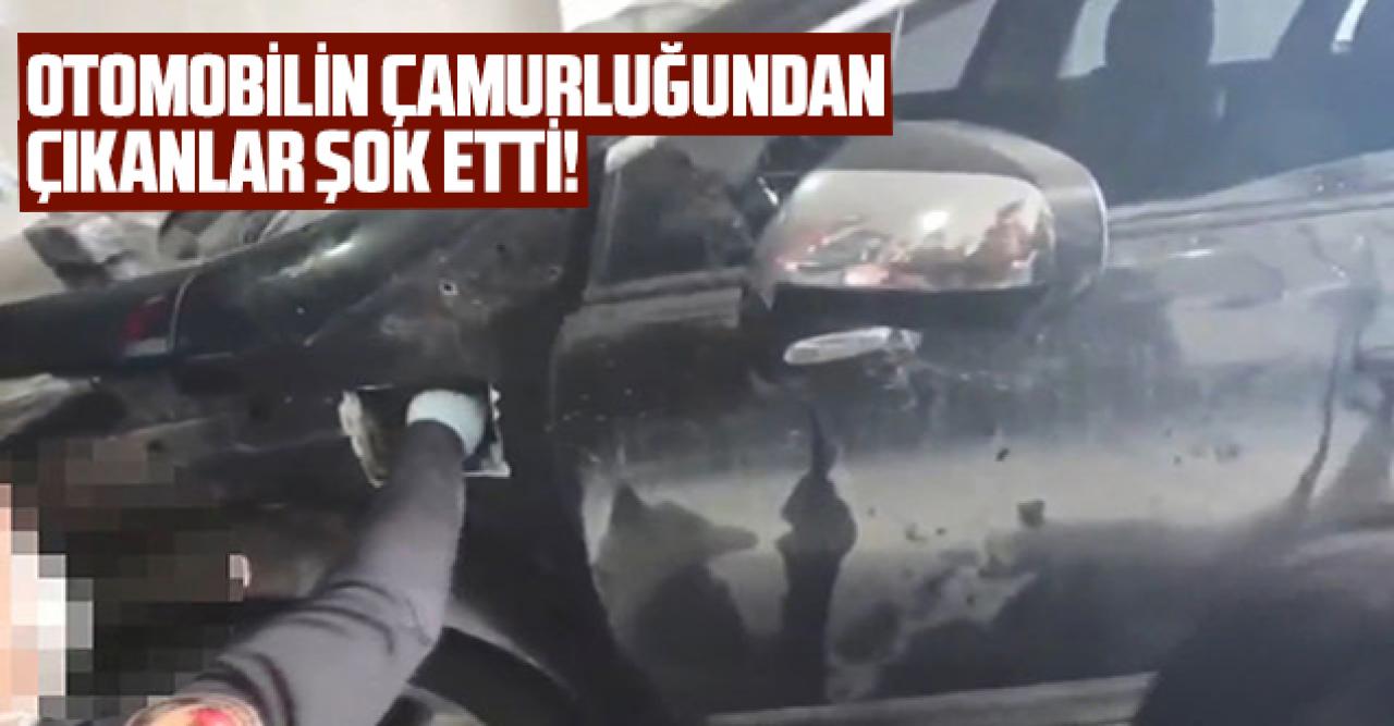 Durdurulan otomobilin çamurluğundan çıkanlar şok etti!