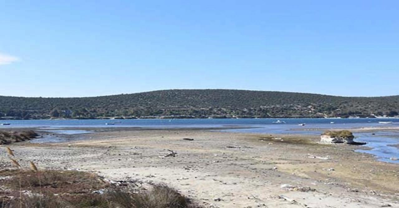 Çeşme'de korkutan görüntü: Deniz suyu çekilince kirlilik ortaya çıktı