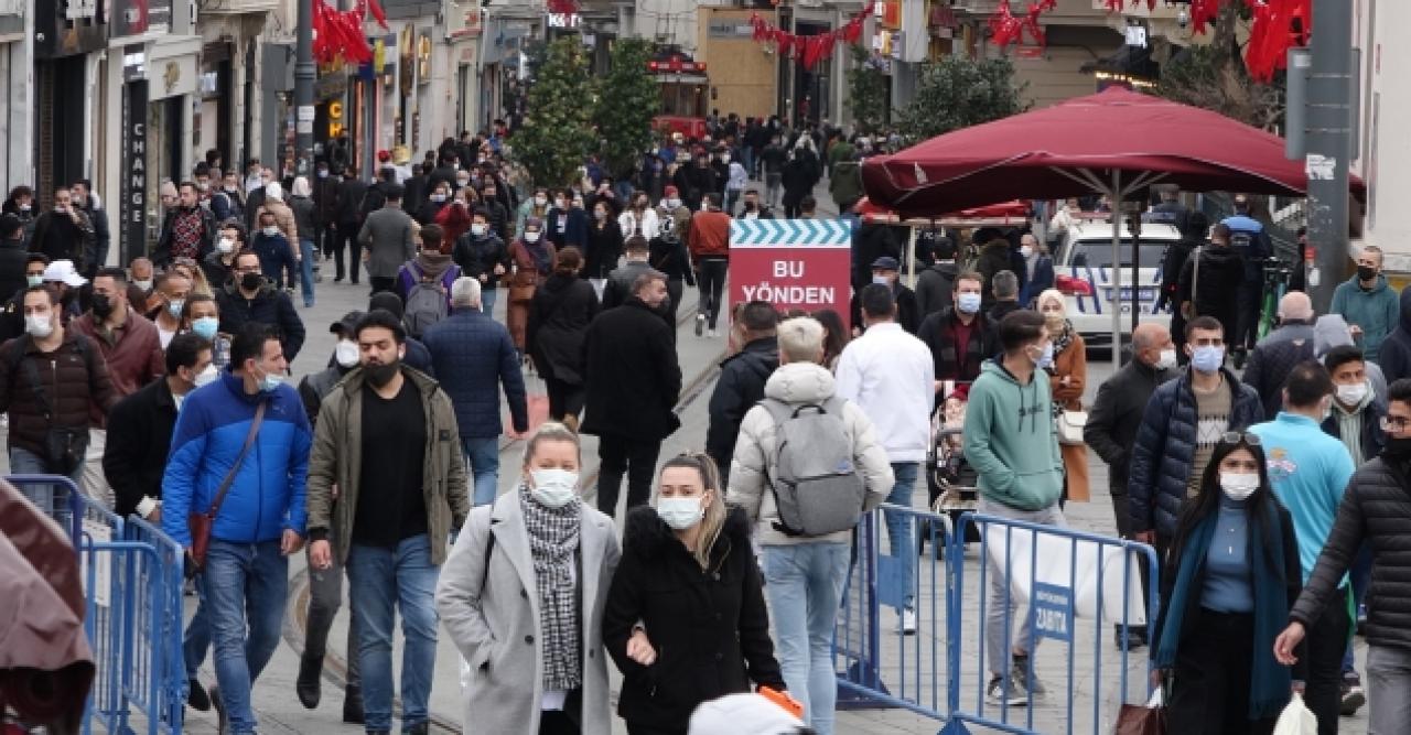 İstiklal caddesi yoğun kalabalık nedeniyle belirli sürelerle kapatıldı