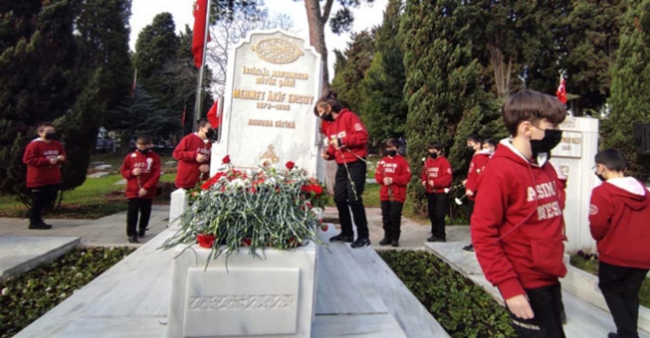 Mehmet Akif Ersoy, İstiklal Marşı'nın kabulünün 100'üncü yılında  kabri başında anıldı