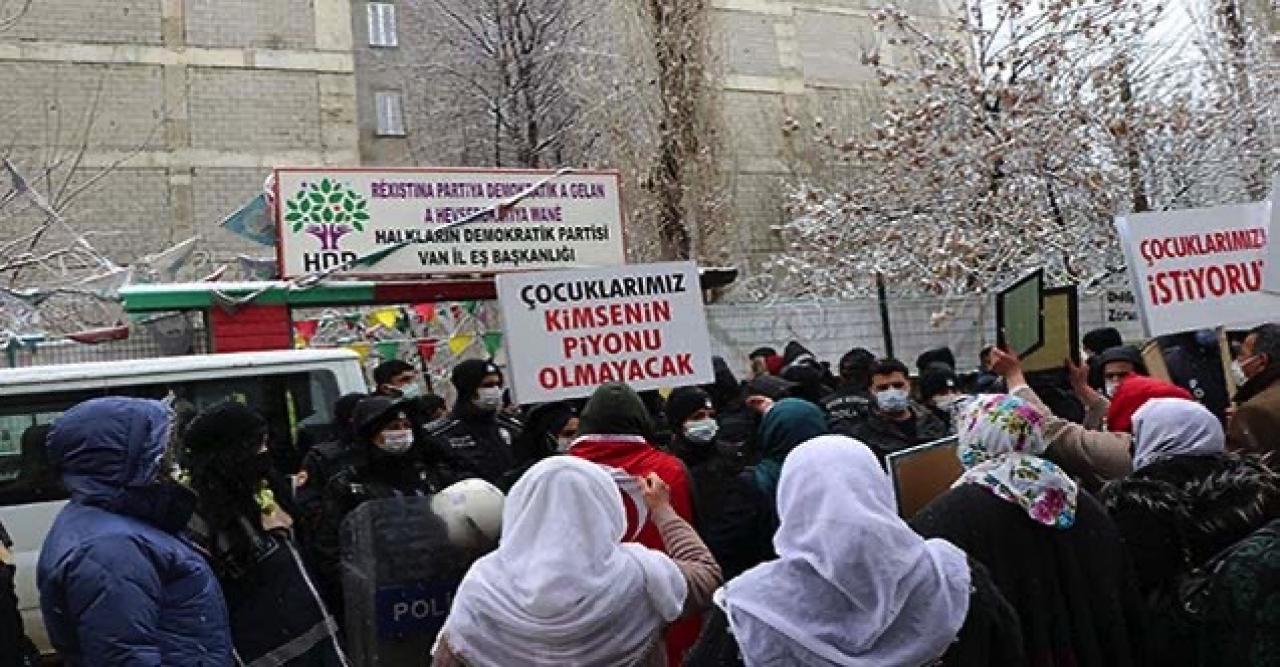 Van'da ailelerin HDP binası önündeki eylemleri sürüyor