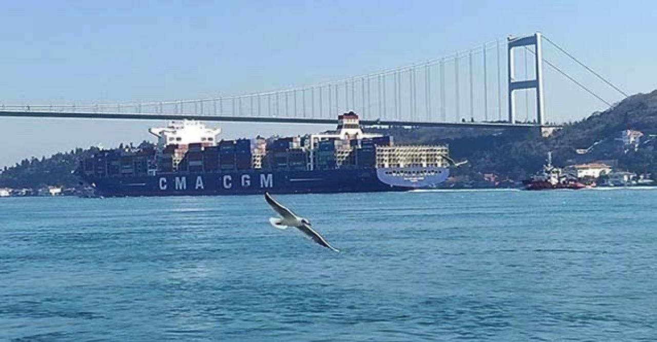 İstanbul Boğazı'ndan geçen 1,5 futbol sahası büyüklüğündeki gemi dikkat çekti