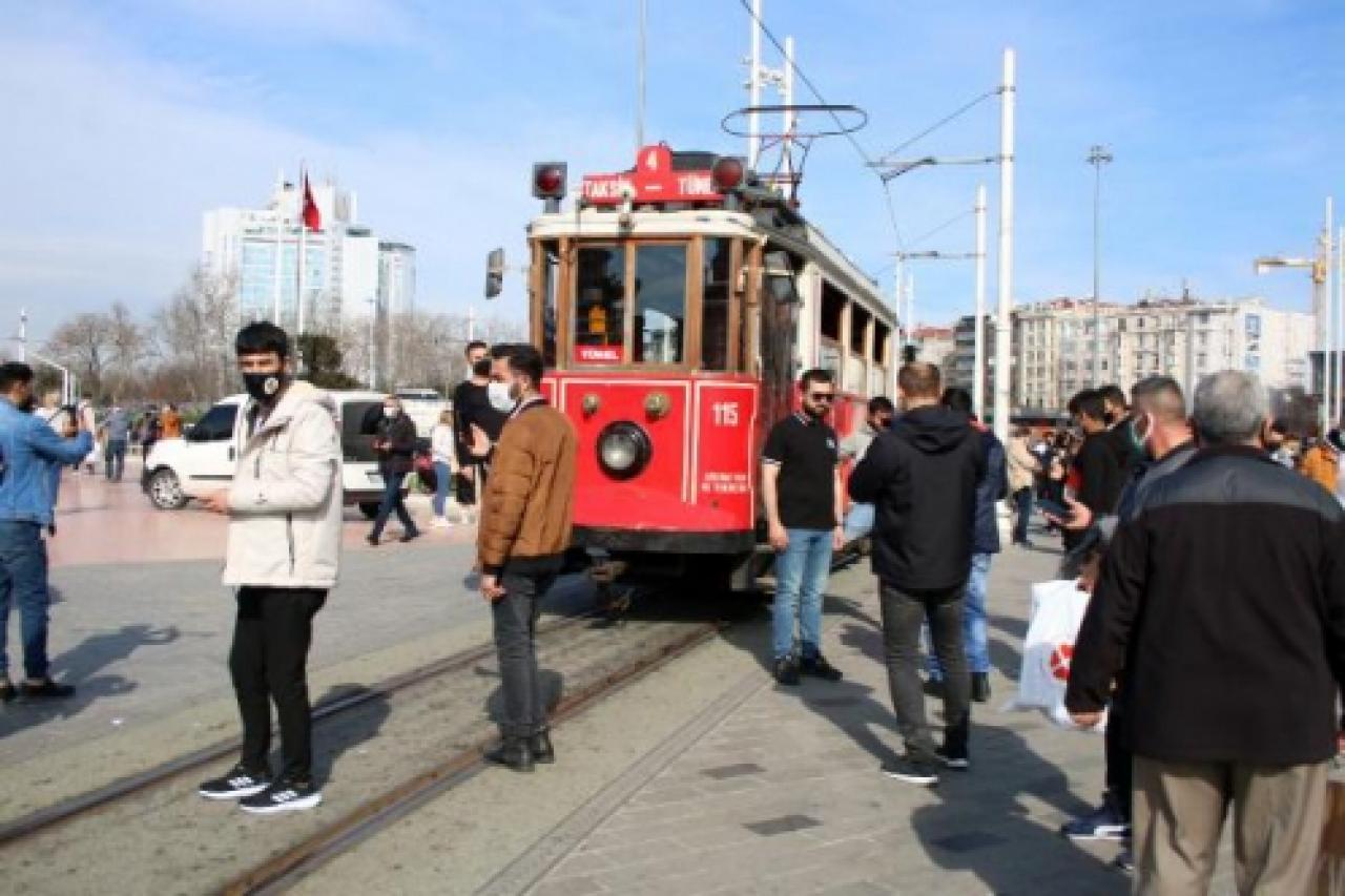 İstiklal Caddesi'nde kalabalık sebebiyle girişler kapatıldı