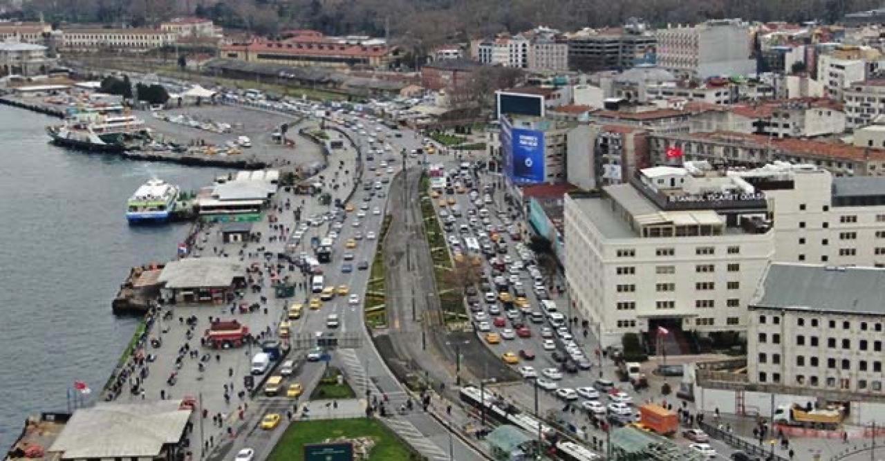 Eminönü'nde korkutan kalabalık: 'Galata Köprüsü balık tutanlarla doldu'