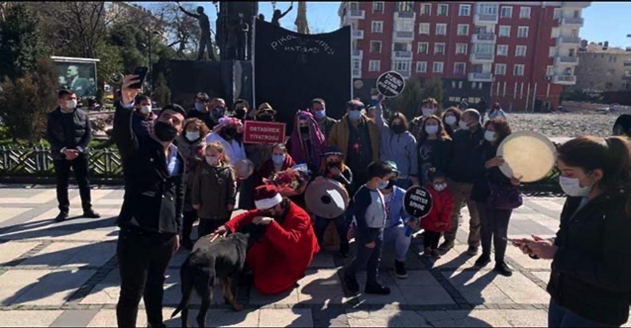 Tiyatro için sokağa sadece onlar çıktı!