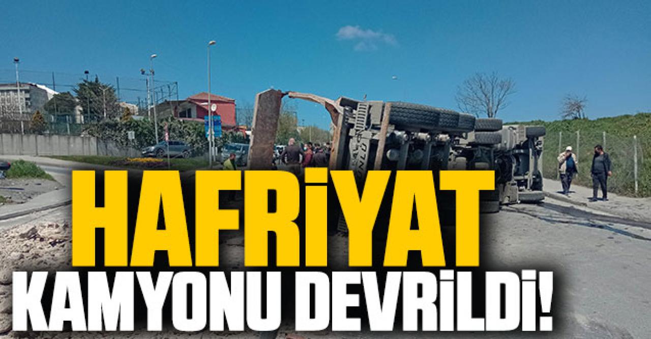 Sultangazi'de hafriyat kamyonu devrildi