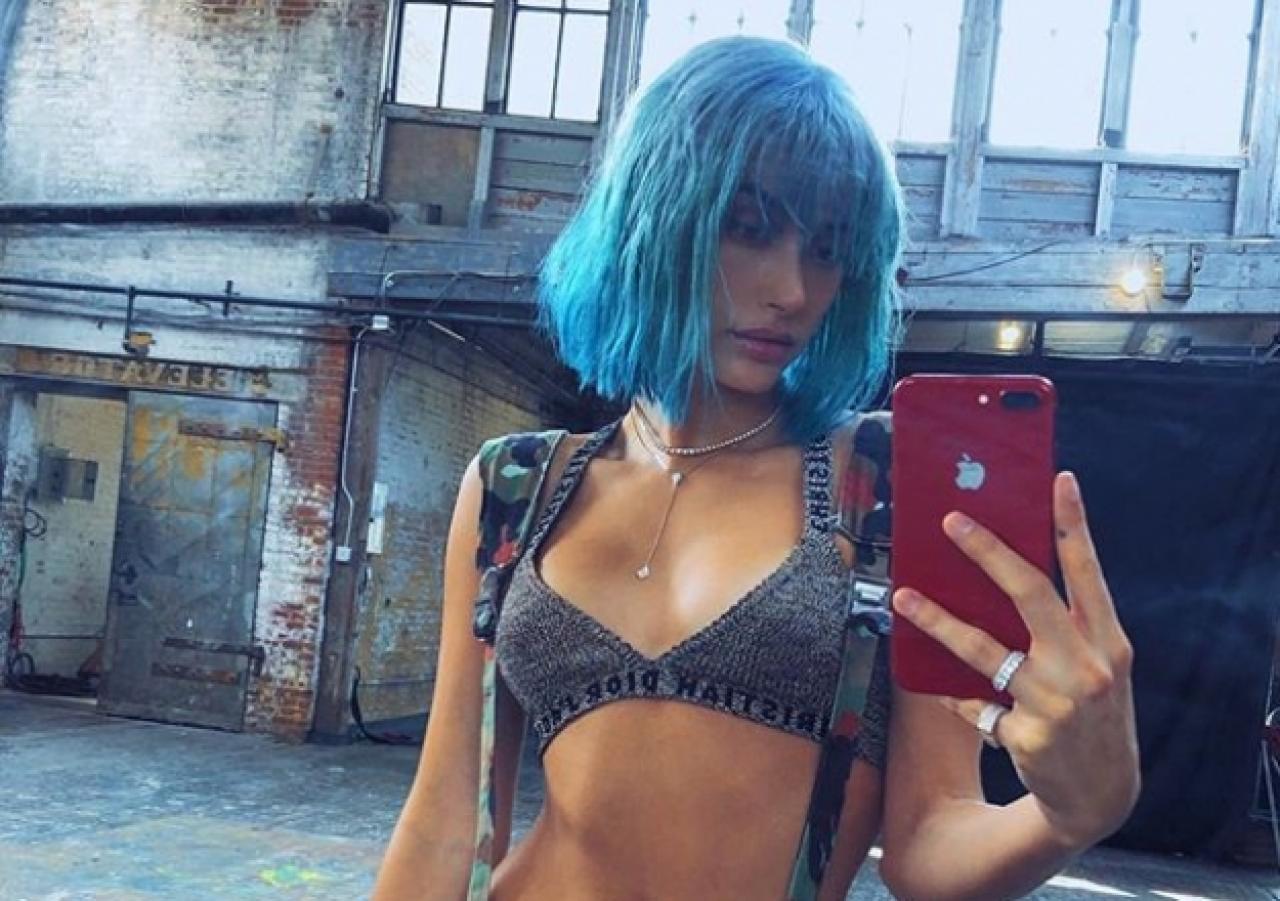 Hailey Baldwin şimdi de turkuaza döndü