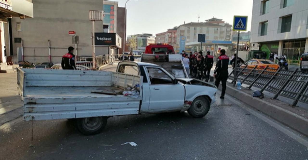 Pendik'te feci kaza; pikap otobüs durağına çarptı, 2 'si çocuk 4 kişi ağır yaralandı