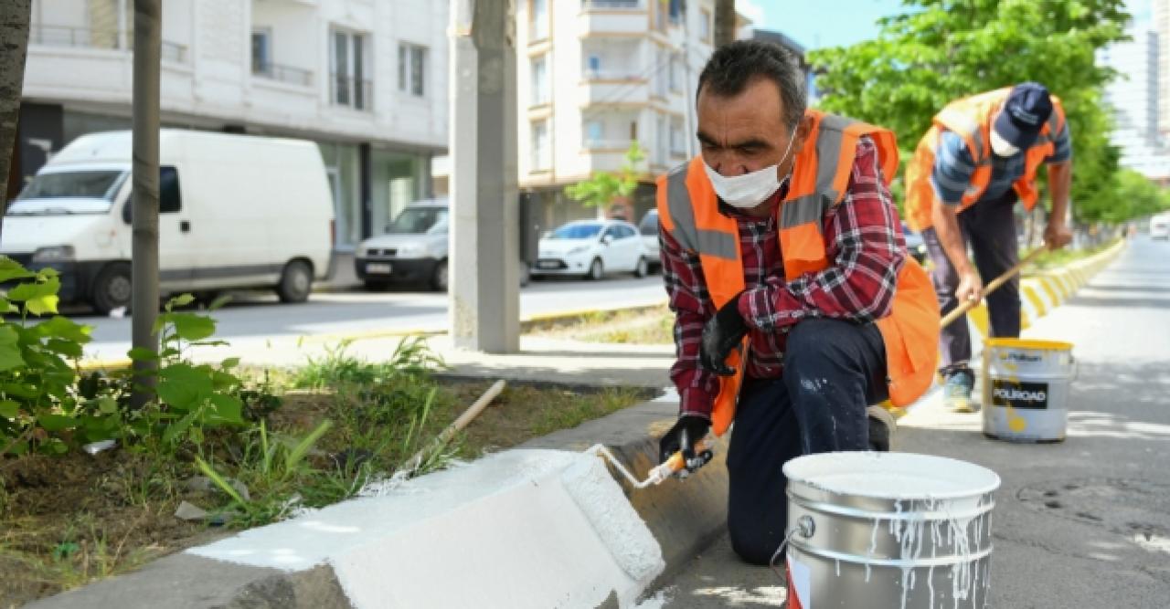 Esenyurt'ta bordürler boyanıyor