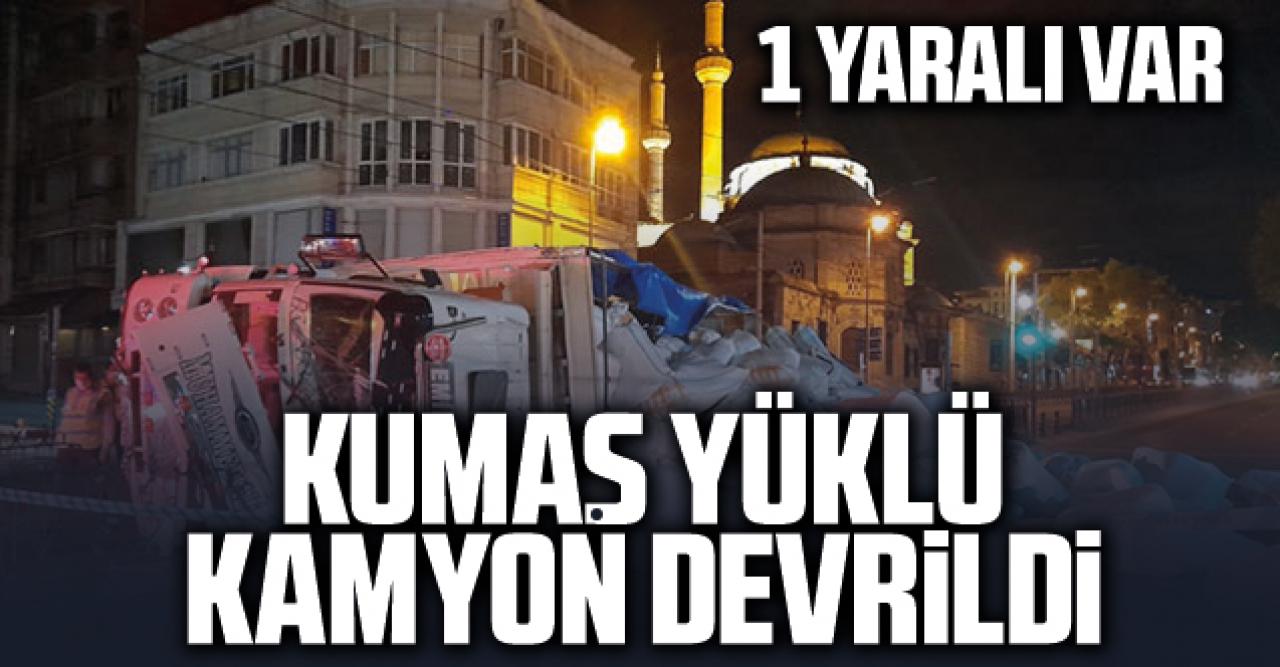 Fatih'te kumaş yüklü kamyon devrildi: 1 yaralı