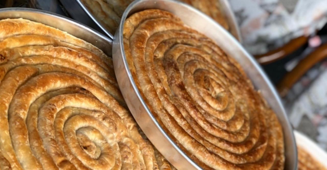 Kabaklı peynirli çekme börek nasıl yapılır? Gelinim Mutfakta Kabaklı peynirli çekme börek tarifi, malzemeleri ve yapılışı