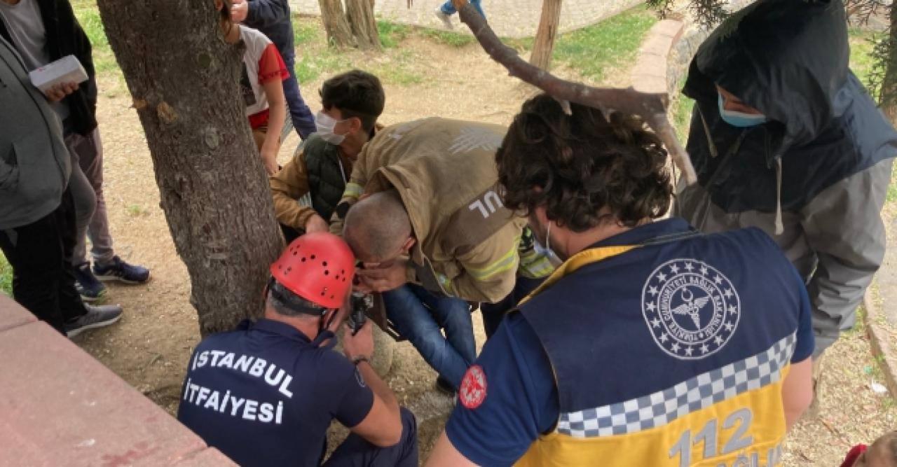 Oturduğu banka parmağını sıkıştıran genci itfaiye kurtardı