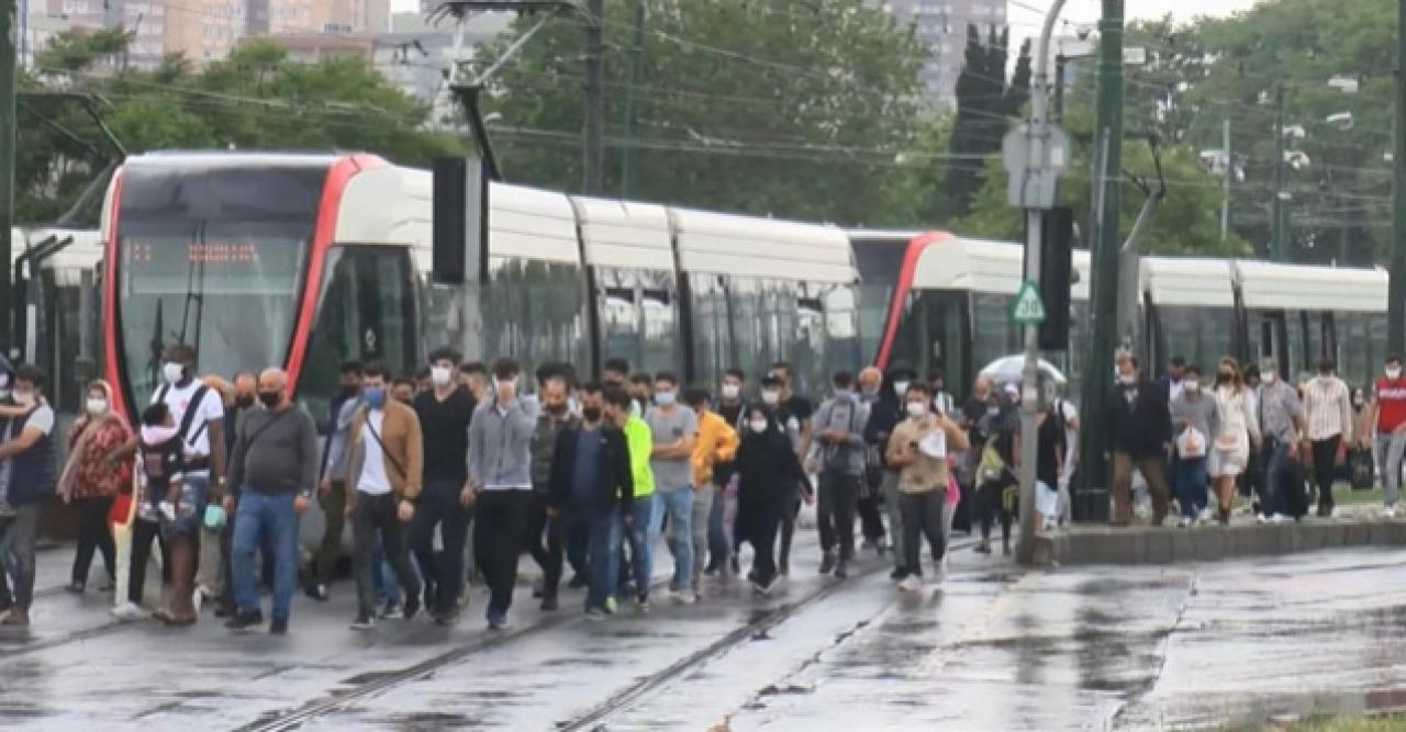 Tramvay yolunda kaza: Seferler aksadı, yolcular yürüdü