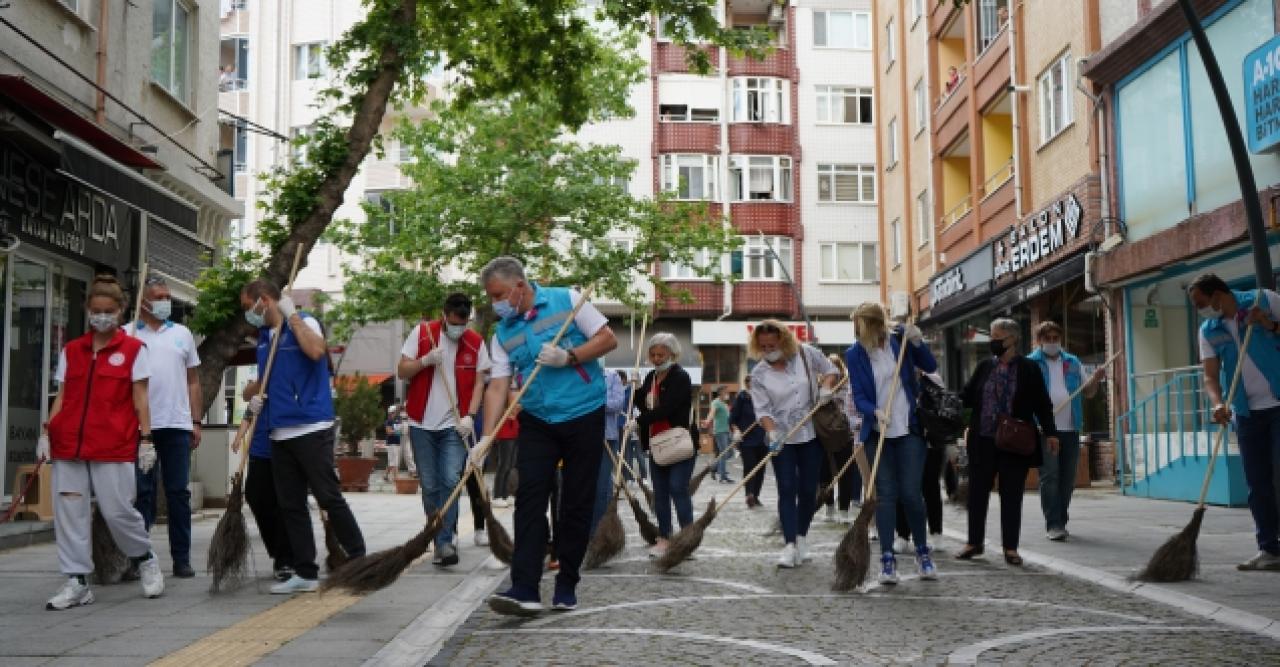 Başkan Gerenli sokakları süpürdü!