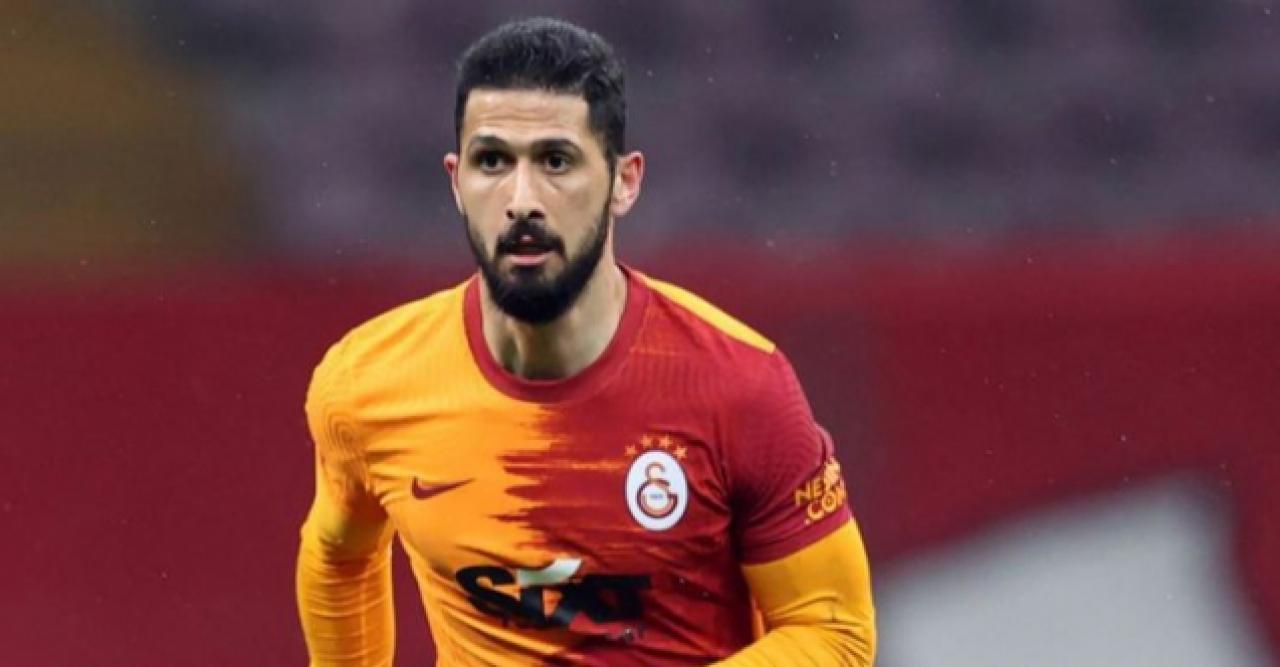 Emre Akbaba imzalıyor