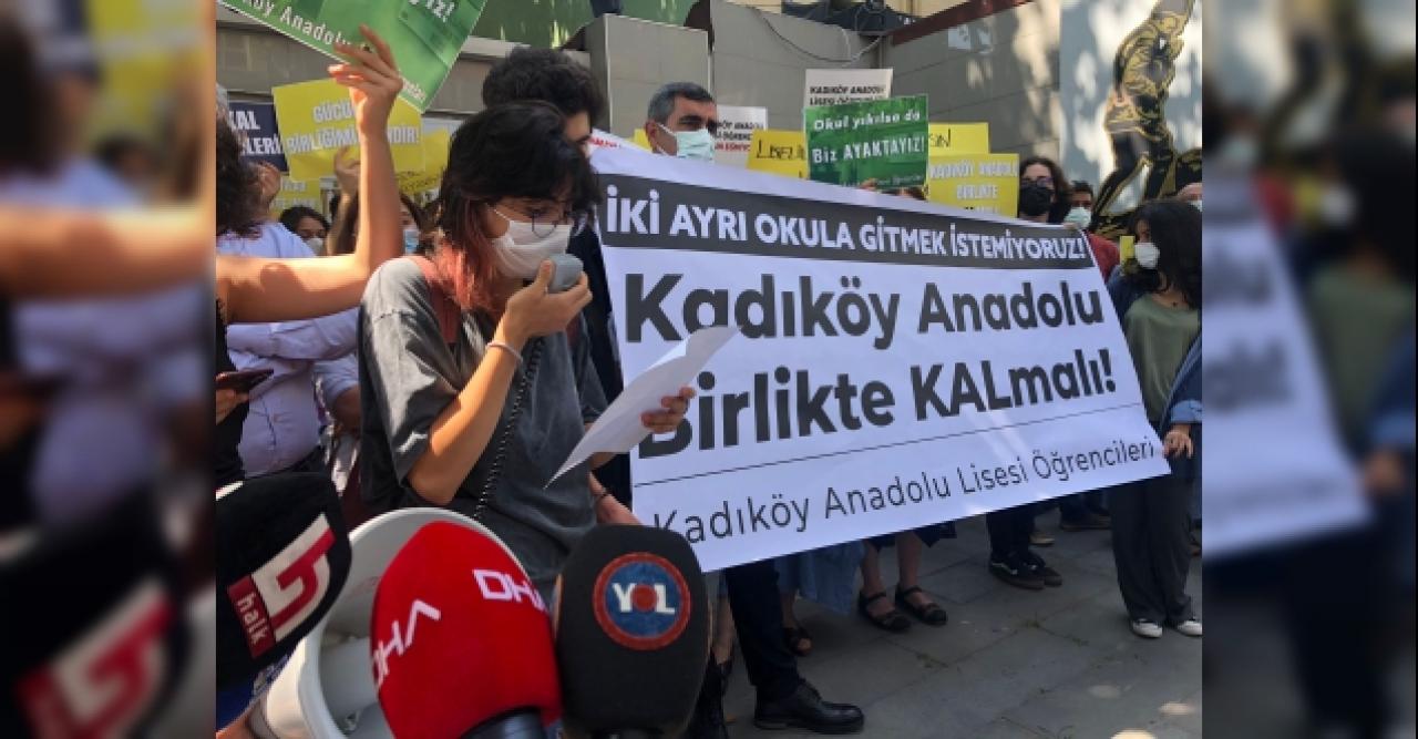 Kadıköy Anadolu Lisesi öğrencileri ve veliler protesto etti: Taşınmak istemiyoruz