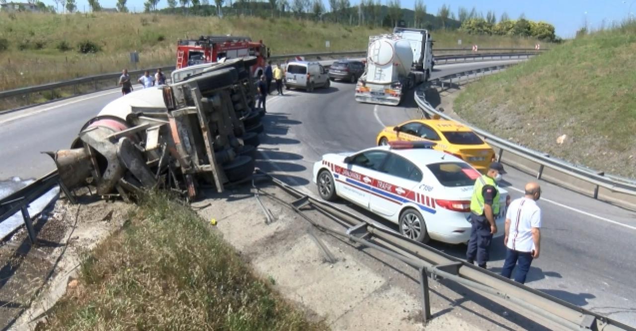 Tuzla'da beton mikseri devrildi