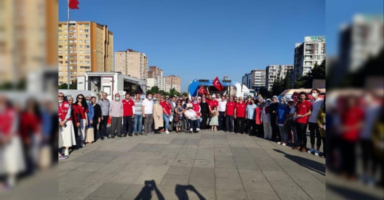 Beylikdüzü Ak Parti İlçe Başkanlığı ve Kızılay 15 Temmmuz Demokrasi Meydanı'nda ikramlarda bulundu