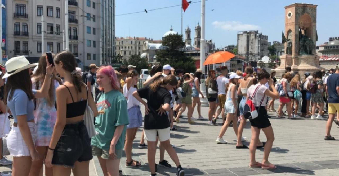 Taksim'e turist akını