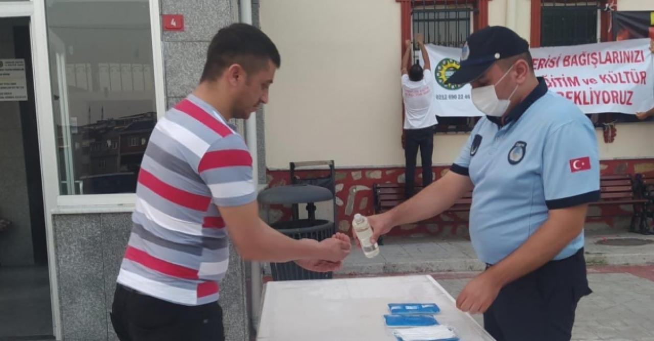 Esenyurt'taki cami, cemevi ve mezarlıklarda maske, su ve tatlı ikramı