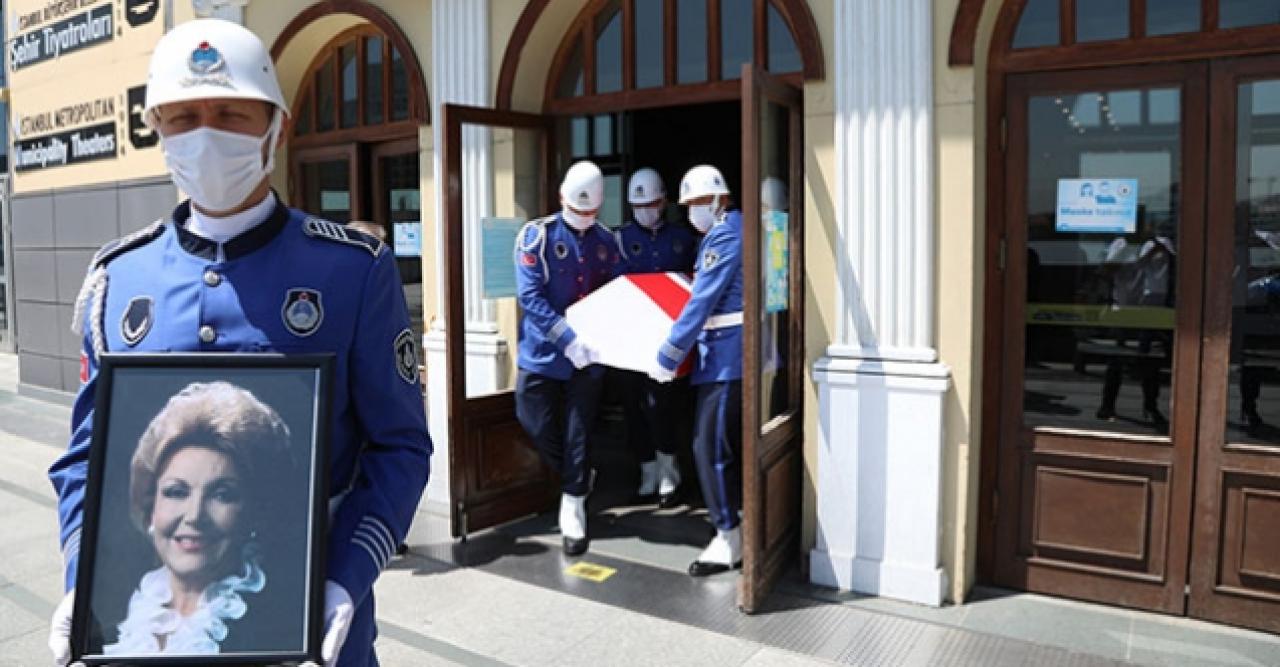 Devlet Sanatçısı Nedret Güvenç için Muhsin Ertuğrul Sahnesi'nde tören