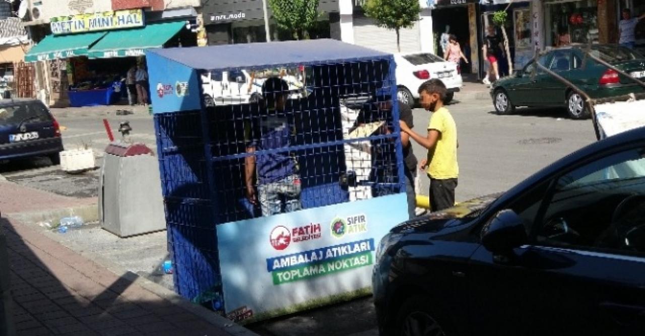 İstanbul Fatih'te çocuklar atık kutusuna girdi!