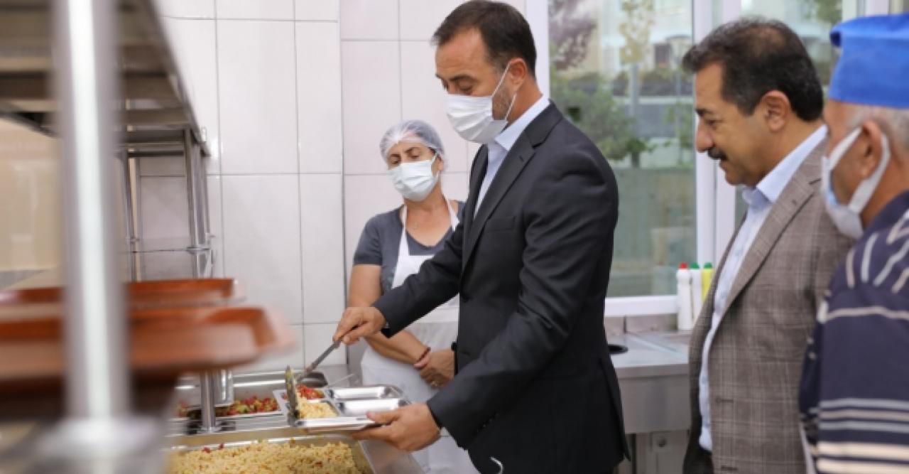 Volkan Yılmaz Silivri Cemevi’nde iftar yemeğine katıldı