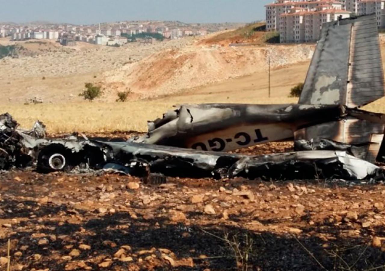 Adıyaman Besni'de eğitim uçağı düştü