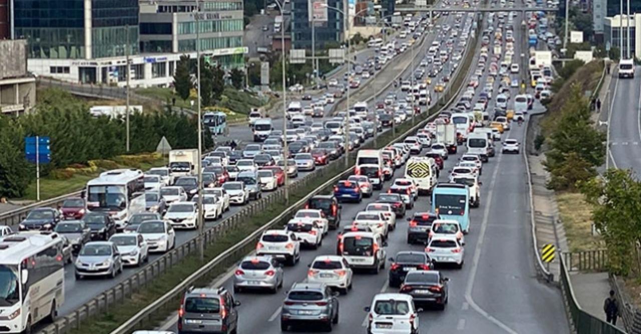 İstanbul'da haftanın ilk günü trafik yoğunluğu ile başladı