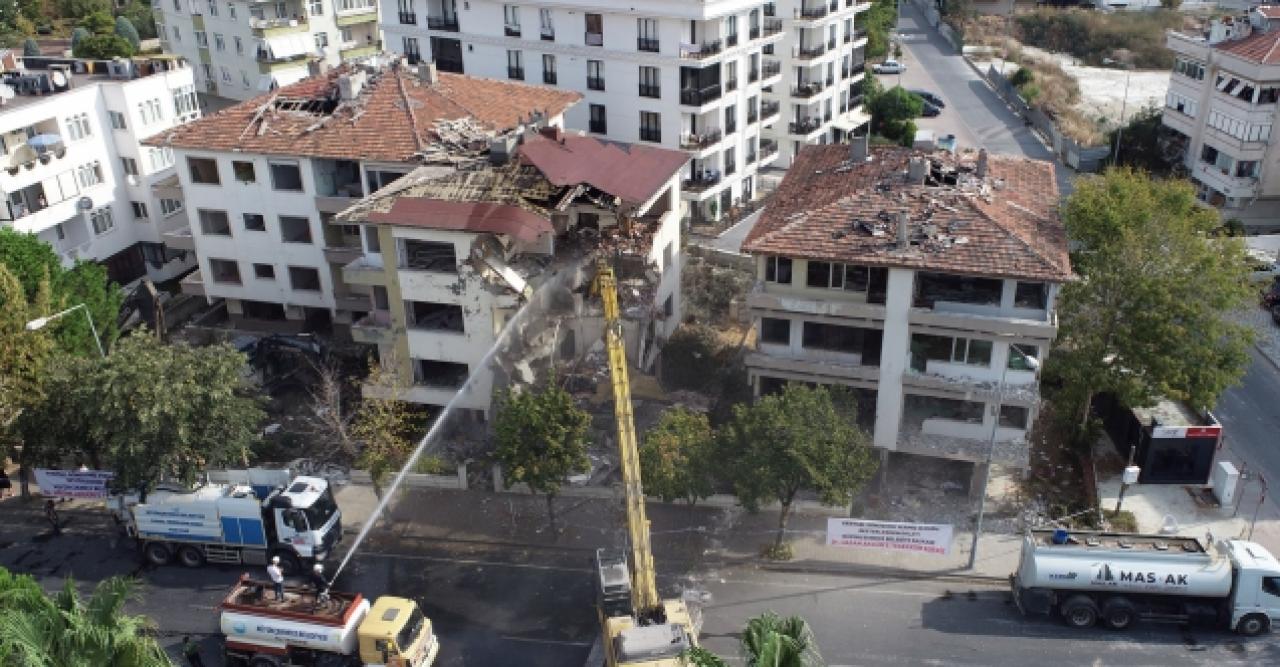 Büyükçekmece'de hasarlı binaların yıkımına davullu zurnalı kutlama!