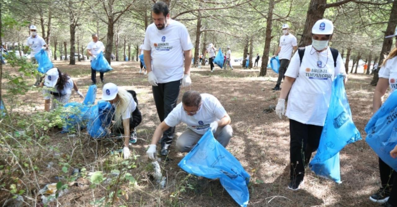 Belediye başkanı çöp topladı