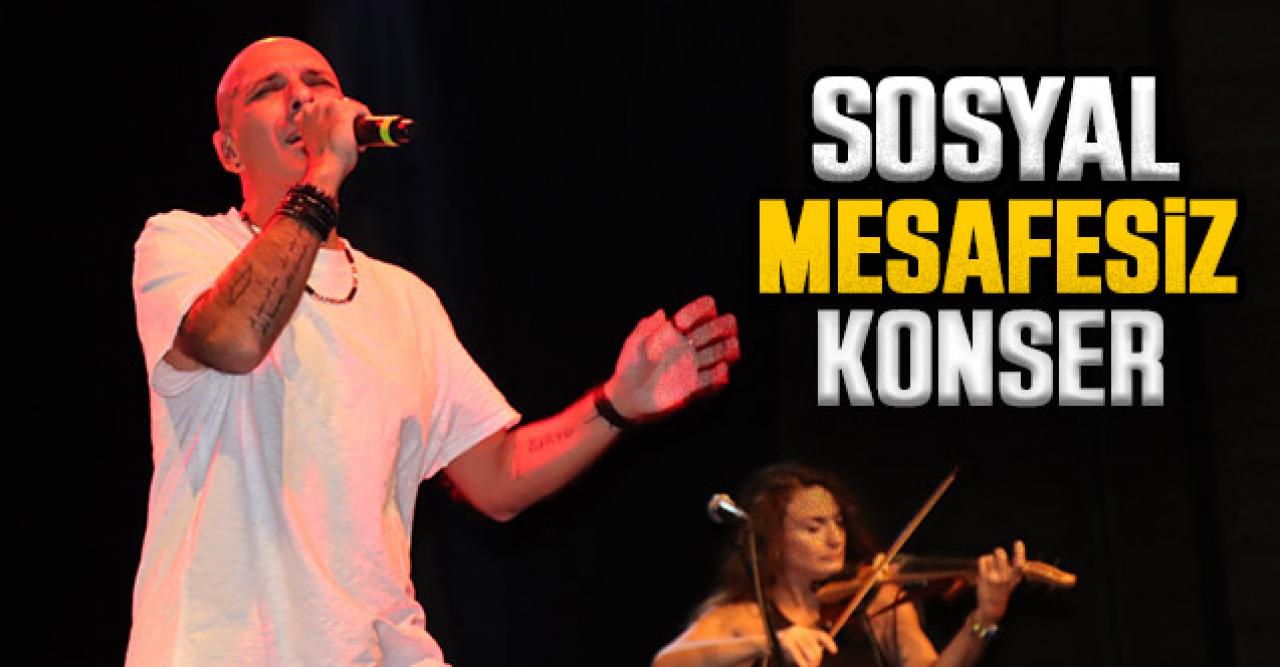 Aşılamada 'kırmızı' renkte olan Şanlıurfa'da sosyal mesafesiz konser 