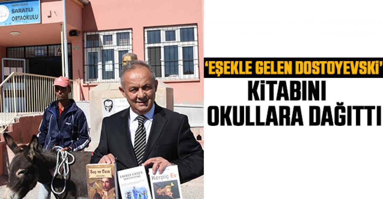 'Eşekli Dostoyevski', şimdi de yazdığı kitabı öğrencilere dağıtıyor