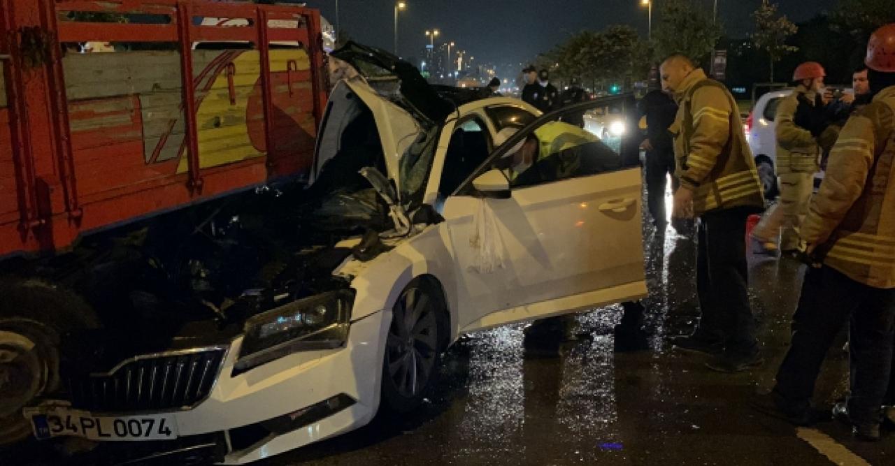 Pendik Sahil yolunda otomobil park halindeki kamyonete çarptı: 4 yaralı