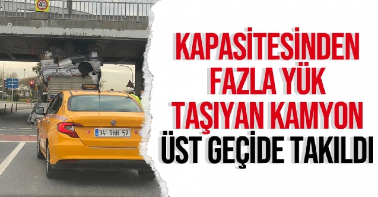 Kapasitesinden fazla yük taşıyan kamyon üst geçide takıldı