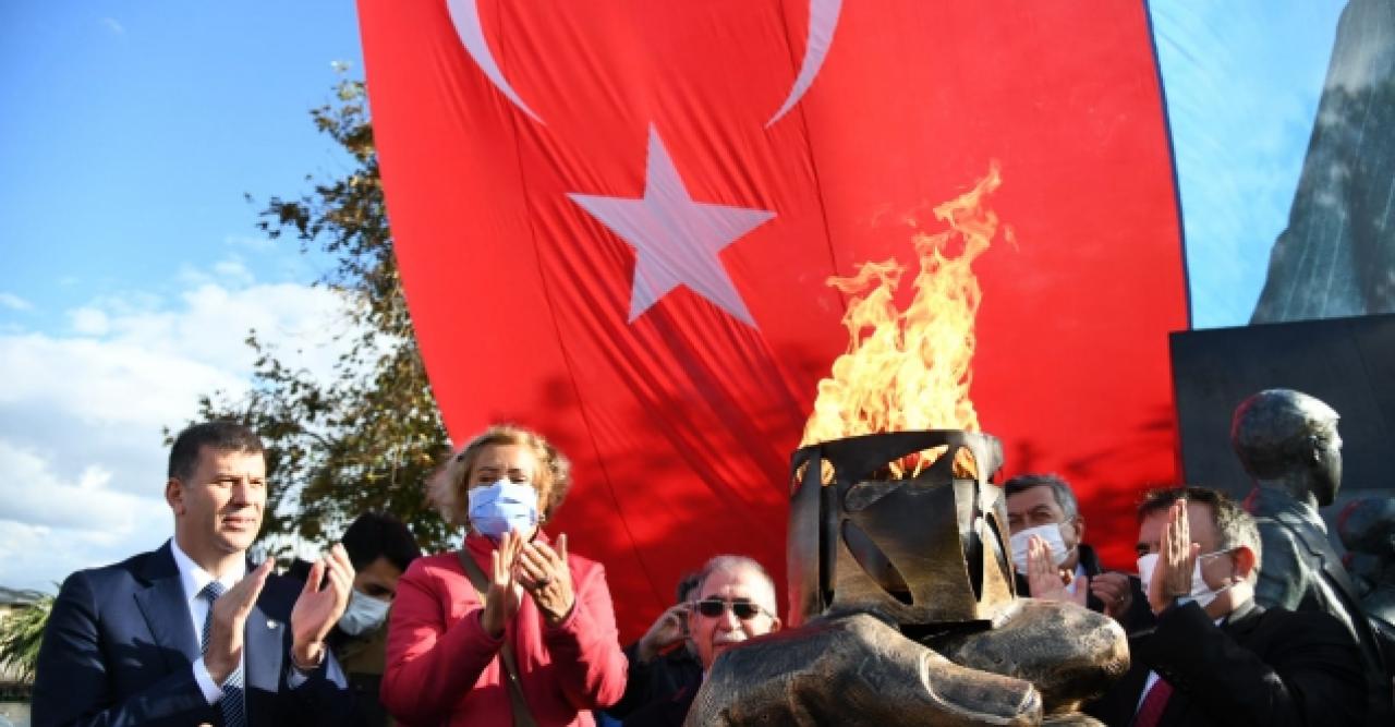 Kadıköy'de Cumhuriyet meşalesi yakıldı