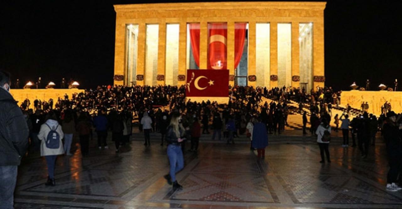 Anıtkabir'de gece ziyaretçi yoğunluğu