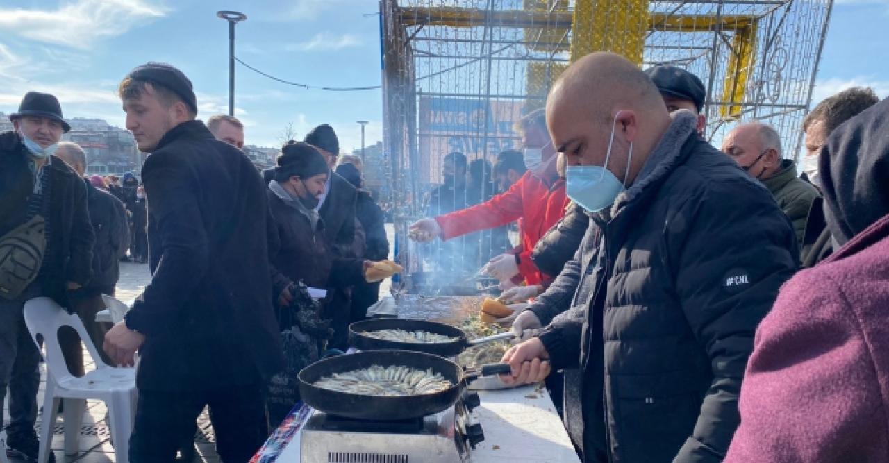 Üsküdar'da Sinoplular 1.5 ton hamsi dağıttı