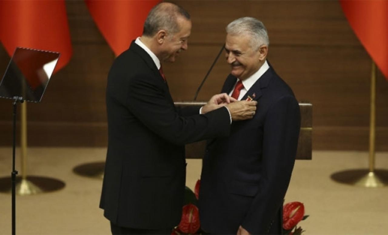 Binali Yıldırım'a şeref madalyası takıldı!