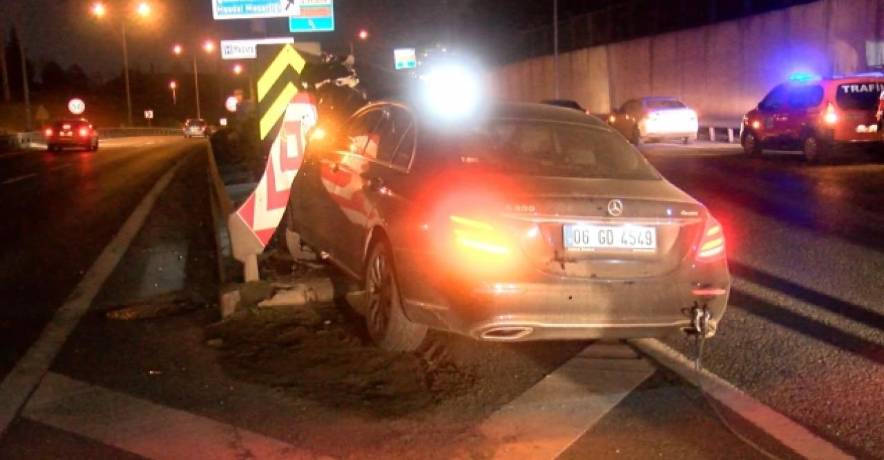 Bariyerlere çarpan otomobilide sürücü ve arkadaşı kayıplara karıştı