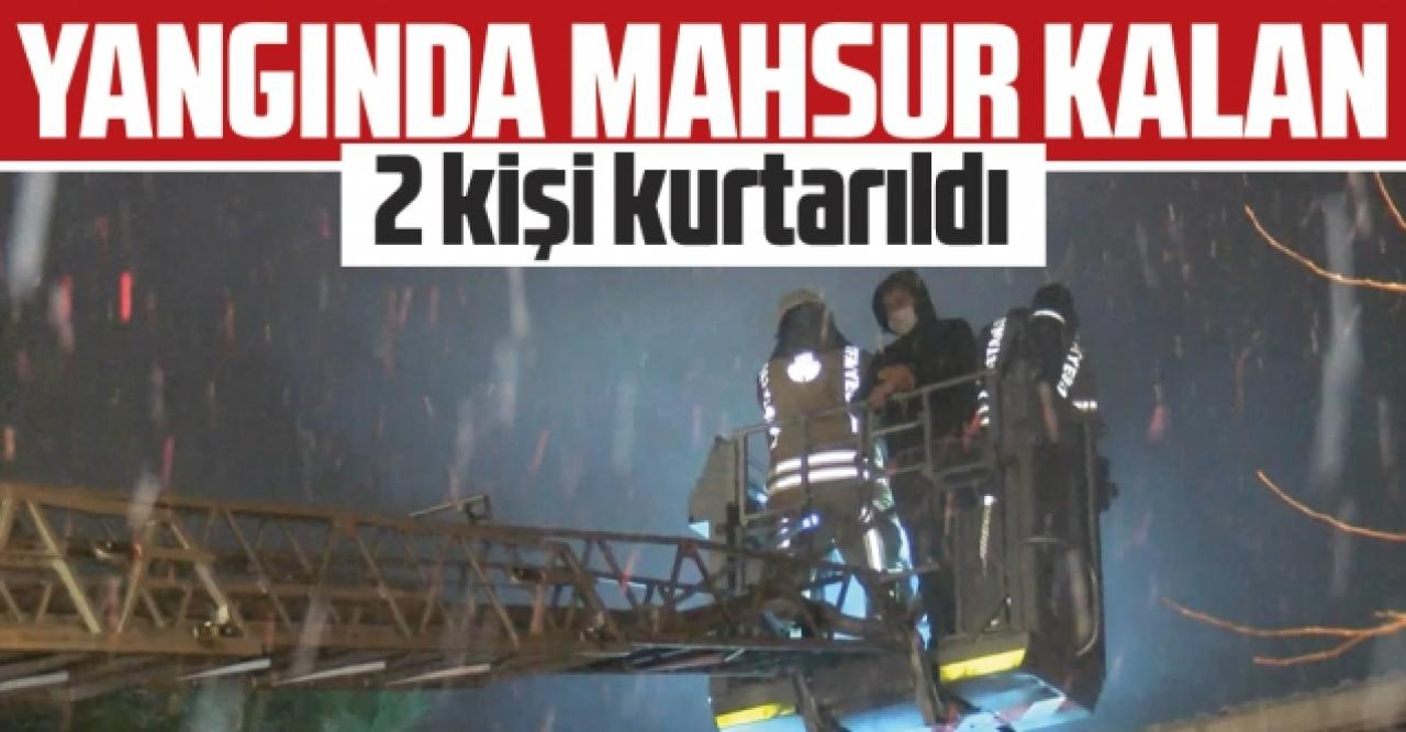 Yangın çıkan 2 katlı binada mahsur kalan 2 kişiyi itfaiye ve polis ekipleri kurtardı