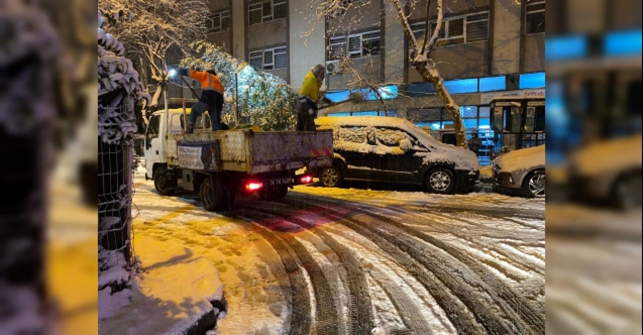 Beyoğlu'nda karla mücadele aralıksız devam ediyor