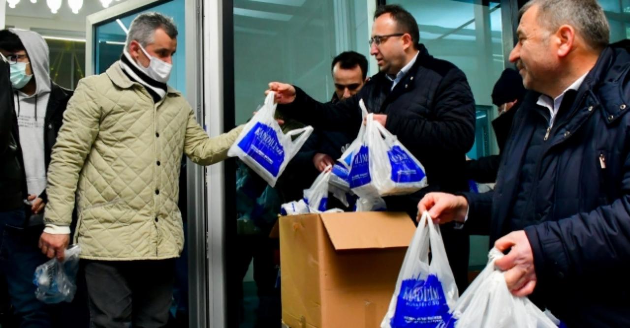 Esenyurt Belediyesi'nden vatandaşlara kandil simidi ikramı