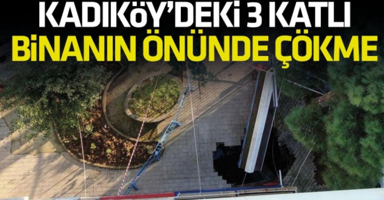 Kadıköy'deki 3 katlı binanın önünde çökme!